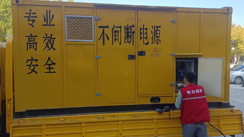 富拉尔基柴油发电机组和UPS电源配合使用时，如何避免切换过程中的电力中断？