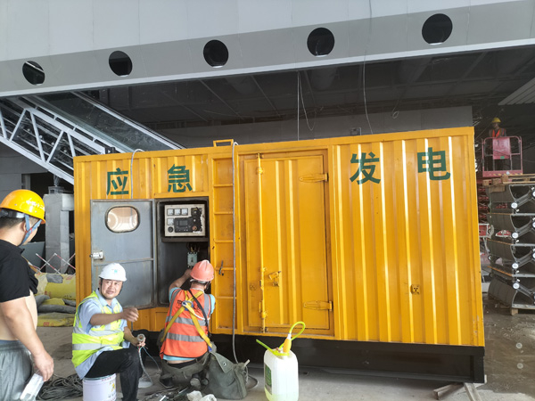 富拉尔基怎样判断空气滤清器是否需要更换？